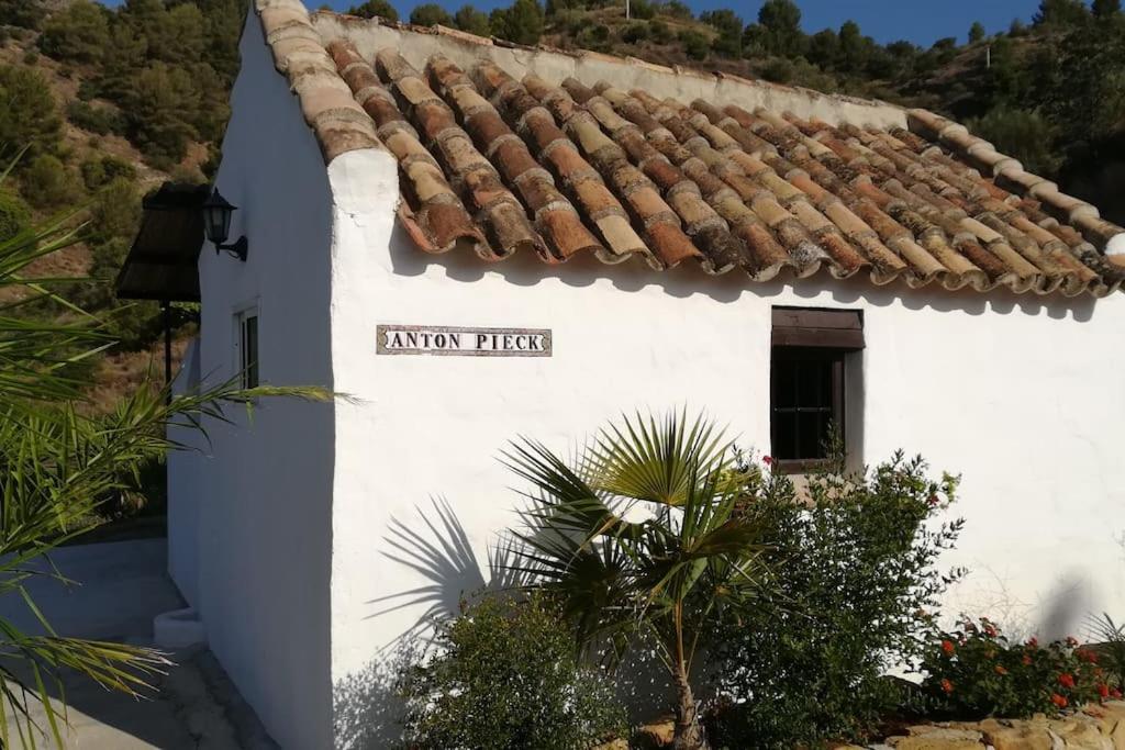 Tiny House 12M2 In Holiday Park With 55 M2 Pool Tolox Bagian luar foto